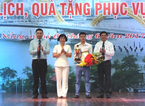 Lãnh đạo thành phố trao giải cho các đơn vị, cá nhân tham gia cuộc thi.
