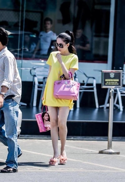 Có vẻ như chiếc tông nơ sến sẩm này không mấy ăn nhập với chiếc túi hàng hiệu và bộ váy đắt tiền này của Ngọc Trinh.