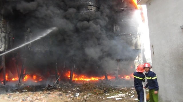 Đám cháy dữ dội được Cảnh sát PCCC Thanh Hóa khống chế thành công sau 30 phút