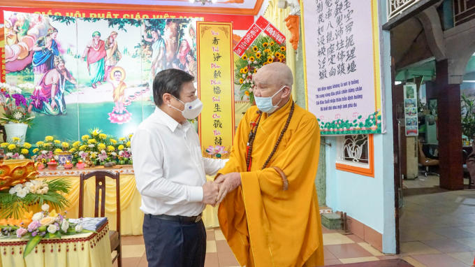 Hỏi thăm sức khỏe hòa thượng