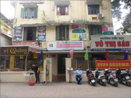 Trường tiểu học Võ Thị Sáu, quận Hoàn Kiếm, Hà Nội chung sân với một số nhà dân và hộ không ở nhưng lại cho nhà hàng ăn uống thuê.