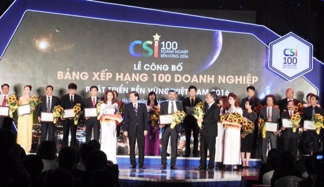 Ông Uday Shankhar Sinha - Tổng Giám đốc SPVB (đứng thứ 2 phía bên tay phải) nhận giải thưởng vinh dự này.