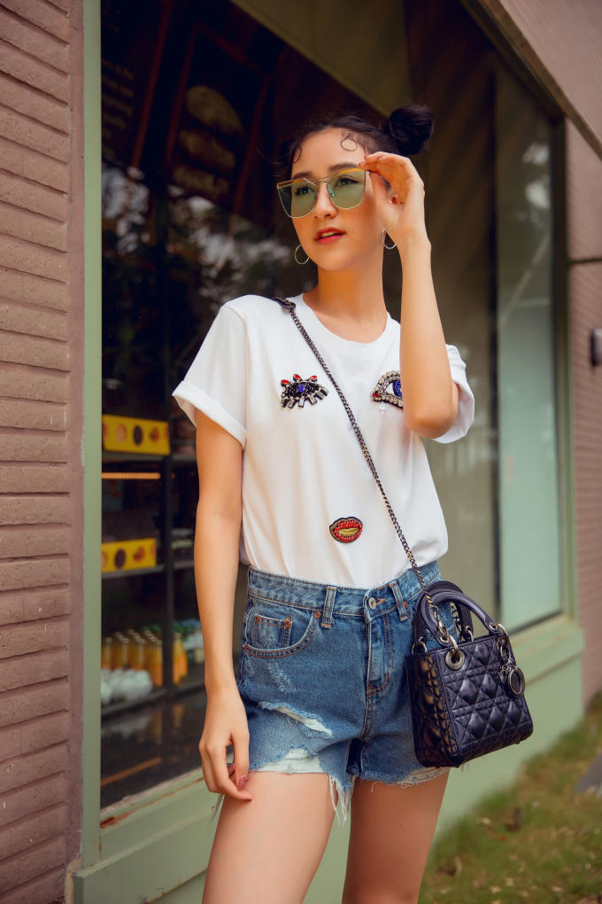Khoác lên người những chiếc túi xách trăm triệu, cùng những bộ trang phục hot nhất mùa hè này, á hậu Hà Thu đang muốn khẳng định mình là tân binh thời trang mới trong làng mốt.
