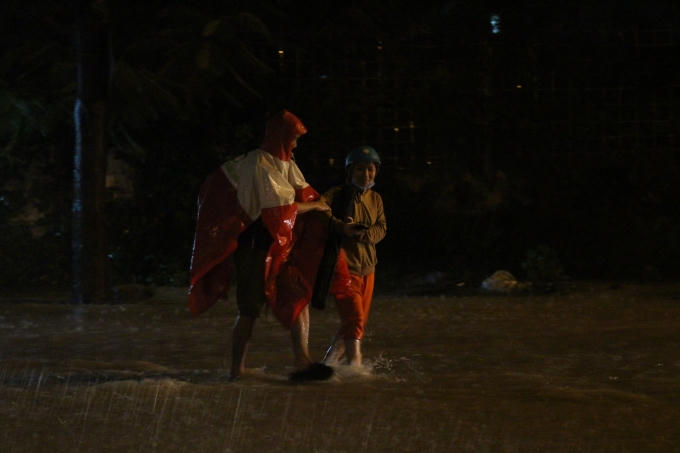 Đoạn trước cổng Kí túc xá là một ngã ba nên nước chảy rất mạnh. Một "soái ca" đã phải dìu bạn nữ ra khỏi khu vực ngập nước.