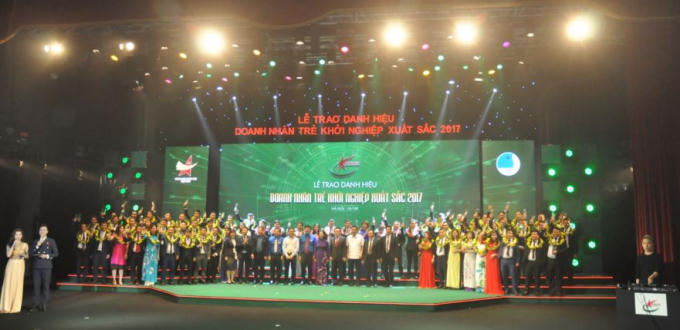 Lễ trao Cup 10 Doanh nhân trẻ khởi nghiệp xuất sắc 2017.