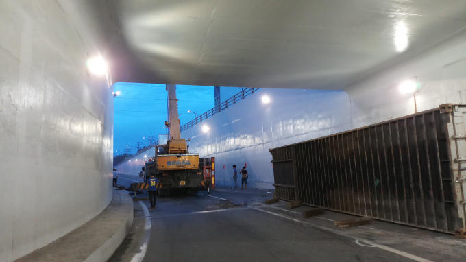 Chiếc container đang ôm cua thì lật nhào chiều ngày 8/6/2018.