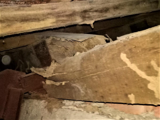 Các mối nối giữa các đòn tay đã không còn ăn liền với nhau và gãy.