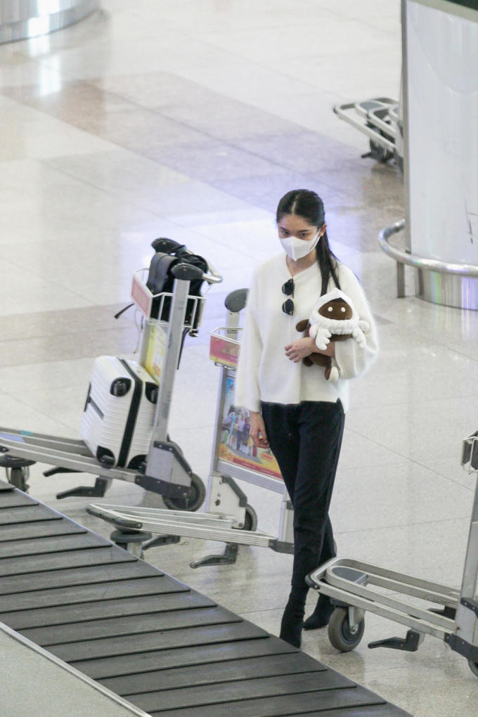 Á hậu Thuỳ Dung âm thầm về nước sau chinh chiến Miss International