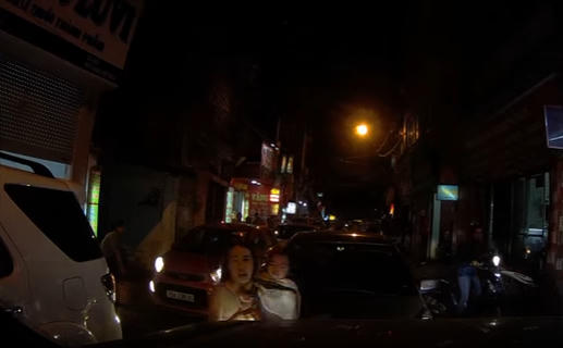 Người phụ nữ bế theo con nhỏ, xuống xe g&acirc;y sự với t&agrave;i xế.