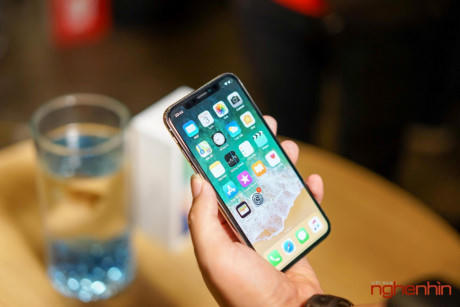 Cận cảnh iPhone X m&agrave;u trắng v&agrave; so d&aacute;ng với iPhone 8 Plus