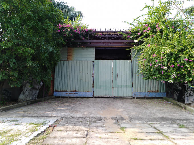 "Biệt phủ" tọa lạc ở trung tâm huyện Bình Chánh bên ngoài rào được bọc kín bằng các tấm tôn.