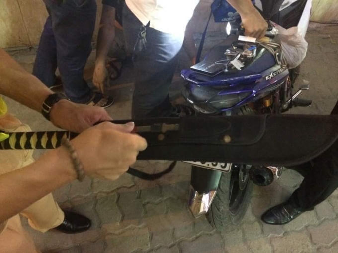 Thanh đao được tổ công tác phát hiện.