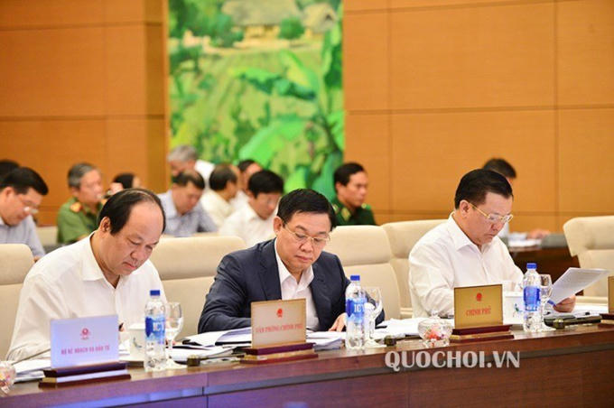 Phó Thủ tướng Vương Đình Huệ (giữa)