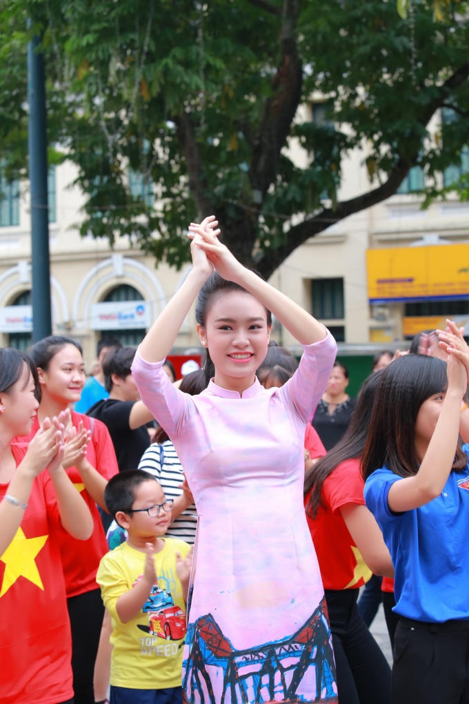 Dàn Hoa hậu, Á hậu cùng nhảy flashmob gây ‘náo loạn’ Hồ Gươm sáng sớm