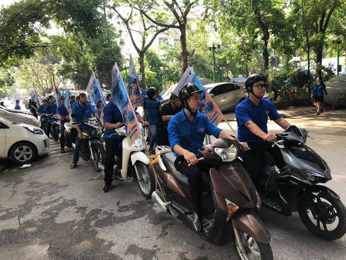 Sau Lễ phát động, đoàn viên thanh niên trên địa bàn quận đã triển khai tổ chức đoàn xe tuyên truyền và các hoạt động ra quân vệ sinh môi trường