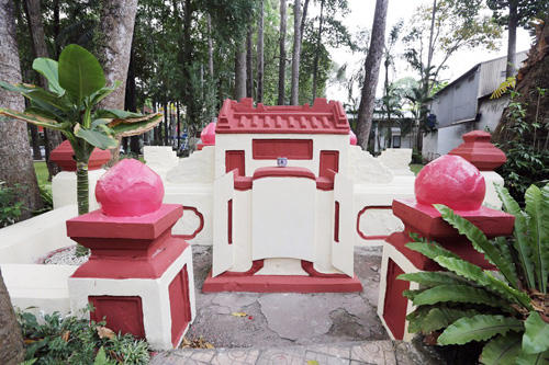 Bên trong quần thể này có tiền sảnh, sân thờ và nhà mồ. Trước mộ có bia bằng chữ Hán. Căn cứ từ tấm bia này có thể xác định, người nằm trong mộ kia là ông Lâm Tam Lang (mất năm 1795) và vợ là bà Mai Thị Xã (chưa xác định năm sinh, năm mất). Từ dòng chữ trên bia "Đại Nam” ngôi mộ có thể được xây vào thời Minh Mạng khi quốc hiệu nước ta lúc bấy giờ là Đại Nam.