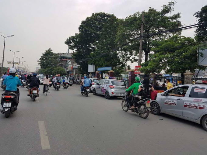 Nghỉ lễ 30/4: Người dân đổ về quê, các bến xe ùn tắc