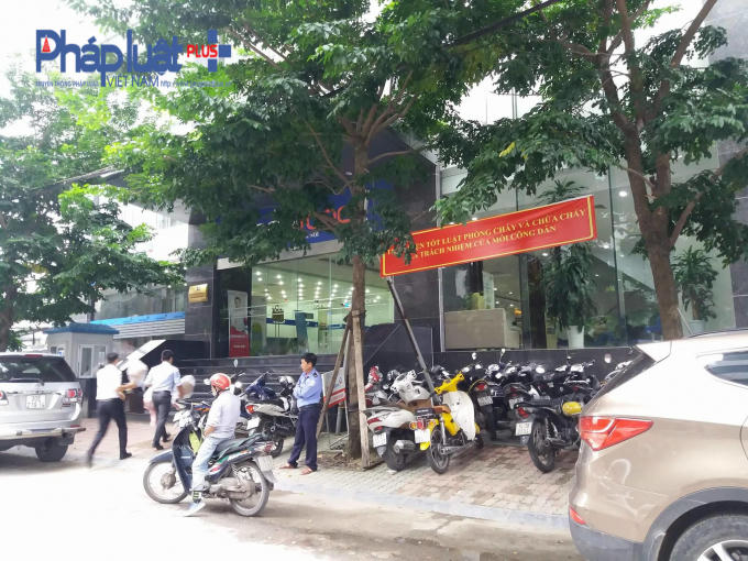 Lưu lượng người ra vào toà nhà lớn, hàng ngày có tới hàng nghìn người ra vào tại toà nhà