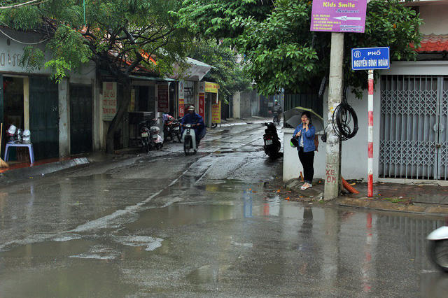 Điểm giao cắt với phố Nguyễn Đình Hoàn.