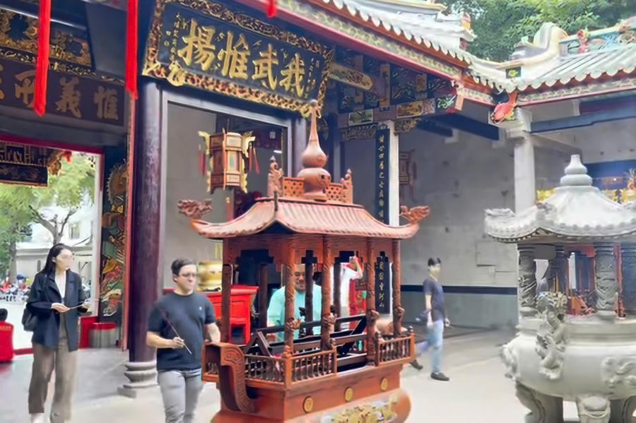 Chùa Ông còn là địa điểm du lịch Sài Gòn hấp dẫn bởi kiến trúc cổ kính, không gian thờ tự trang nghiêm và nhiều hoạt động ý nghĩa trong dịp lễ tết.