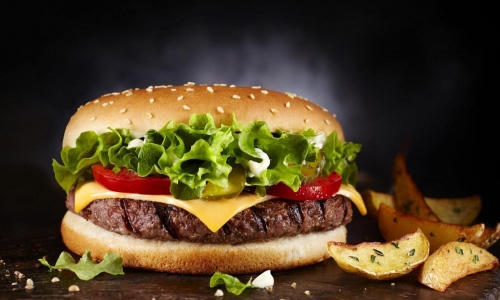 Giá một chiếc bánh mỳ kẹp thịt ở Caracas hiện là 170 USD (Ảnh: Internet).