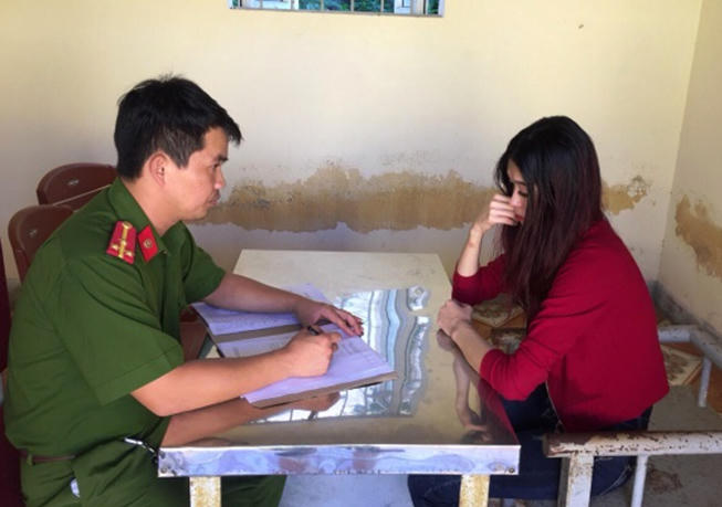 Lê Thị Hà Phương tại cơ quan điều tra. (Ảnh: báo Pháp luật TP HCM)