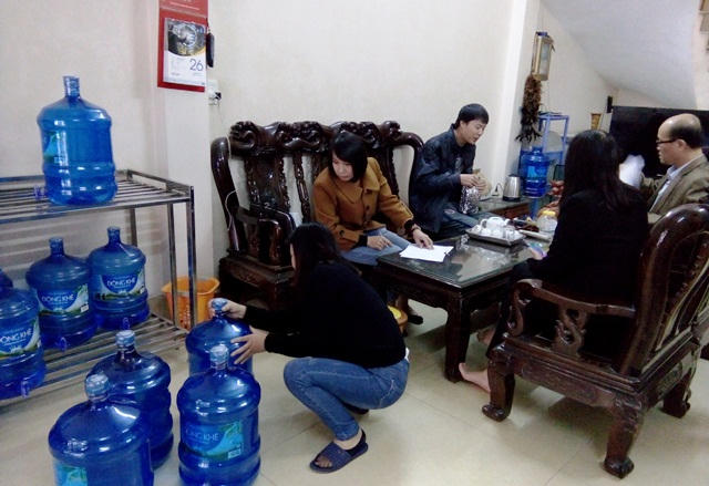 Đoàn kiểm tra, lấy mẫu nước một cơ sở tại thị trấn Đông Khê, huyện Thạch An.