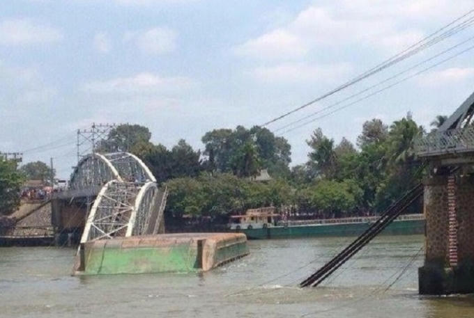 Hiện trường vụ một sà lan tông sập cầu Ghềnh (Đồng Nai).