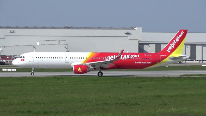 Hãng hàng không Viet Jet Air có thiết kế gắn liền với màu cờ sắc áo của đất nước Việt Nam, với hai màu đỏ-vàng đặc trưng và nổi bật.