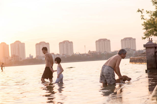 Tương tự, Hồ Tây cũng trở thành "bãi tắm khổng lồ" thu hút hàng trăm người dân đến tắm. (Ảnh: Toàn Vũ)