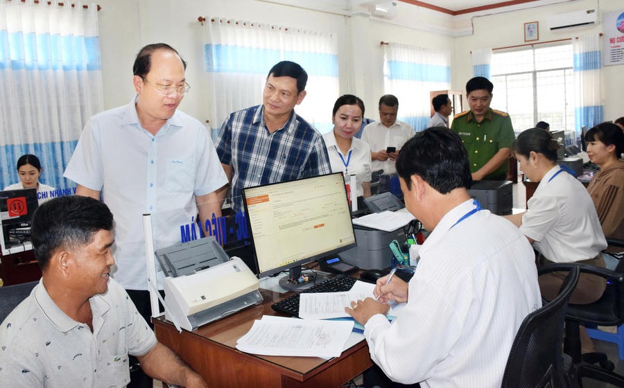 Bí thư Tỉnh ủy Cà Mau cùng lãnh đạo sở, ban, ngành, lãnh đạo địa phương khảo sát thực tế tại Trung tâm Phục vụ hành chính công xã Vĩnh Lợi.
