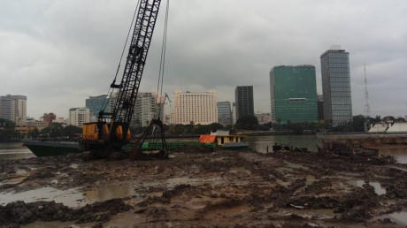 Sà lan cũng tham gia tập kết bùn đất thải đổ về Khu đô thị mới Thủ Thiêm - Ảnh: Quang Huy