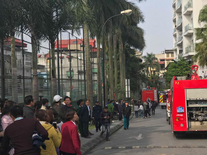 H&agrave; Nội: Ch&aacute;y chung cư Golden Westlake, h&agrave;ng chục người d&acirc;n hoảng loạn