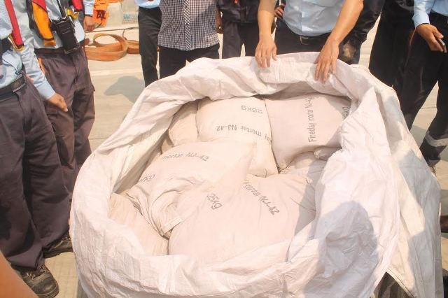 Bùn bô xít được Formosa mới nhập về, hiện cơ quan chức năng đã lấy mẫu gửi phân tích thành phần trong vật liệu này.