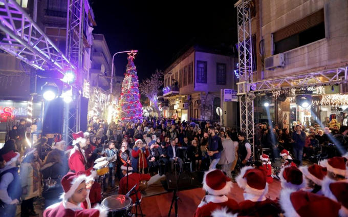 Cuộc sống yên bình đang trở lại với người dân tại thành phố Aleppo, nơi từng là một trong những chảo lửa khốc liệt nhất trong cuộc chiến với tổ chức khủng bố Nhà nước Hồi giáo (IS) tự xưng. Hàng trăm người dân xuống đường mừng lễ Giáng sinh.