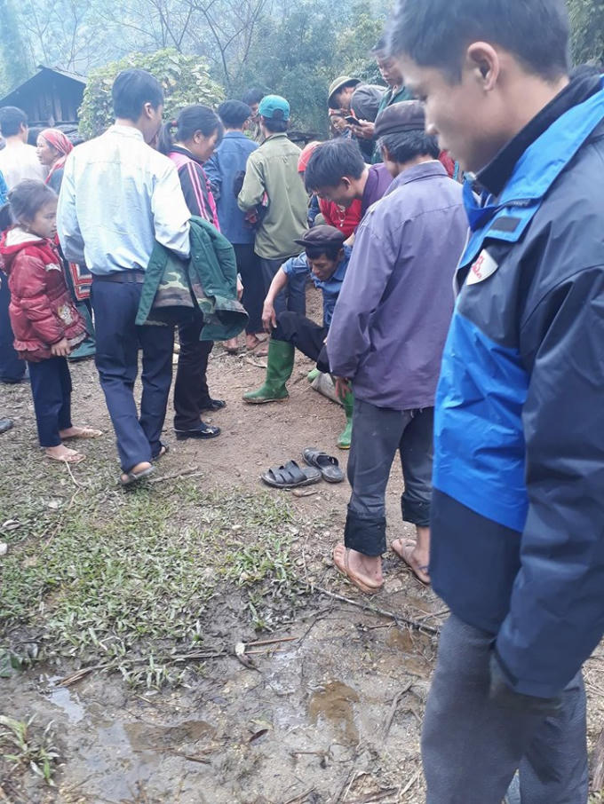 Nhiều người có mặt tại hiện trường nơi xảy ra vụ việc.