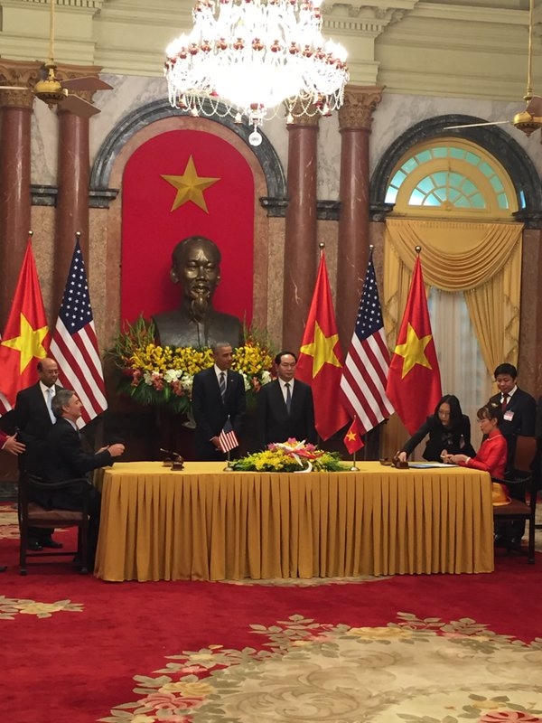 Tổng thống Obama và Chủ tịch nước Trần Đại Quang trong buổi ký kết. (Ảnh:CNN)
