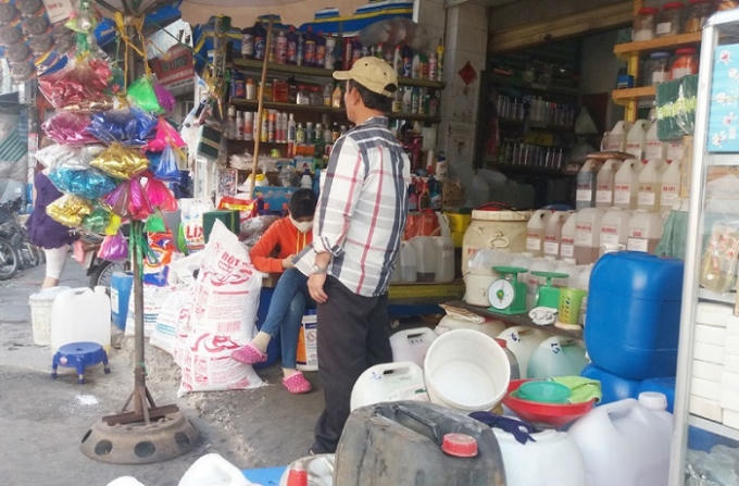 Khách hàng tìm mua hóa chất tại khu vực chợ Kim Biên.