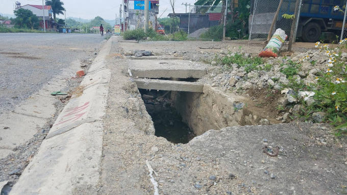 Hạng mục phần nắp cống đang ngổn ngang, tiềm ẩn nhiều nguy cơ tai nạn giao thông.