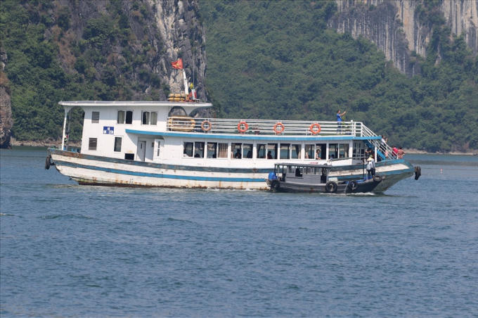 Tàu Bạch Đằng 08 QN1238 đang để cho thuyền bán hàng rong cặp mạn. Ảnh: CTV.