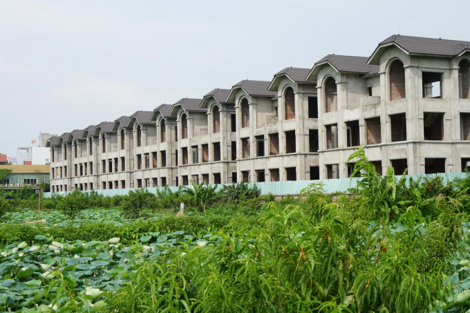 Được thiết kế như một khu du lịch giải tr&iacute;, nghỉ dưỡng cao cấp với 44 biệt thự sang trọng, 1 trung t&acirc;m dịch vụ tiện &iacute;ch (2 tầng hầm, 5 tầng lầu) c&ugrave;ng c&aacute;c hạng mục s&acirc;n vườn, đường nội bộ v&agrave; hạ tầng kĩ thuật ho&agrave;n chỉnh