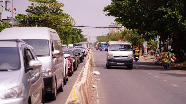 Những xe ưu tiên, xe buýt... được chạy sang làn ưu tiên để không bị trễ nải công việc.