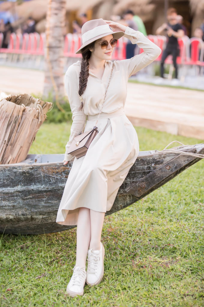 L&yacute; Nh&atilde; Kỳ mặc ton sur ton trẻ trung ở Hội An