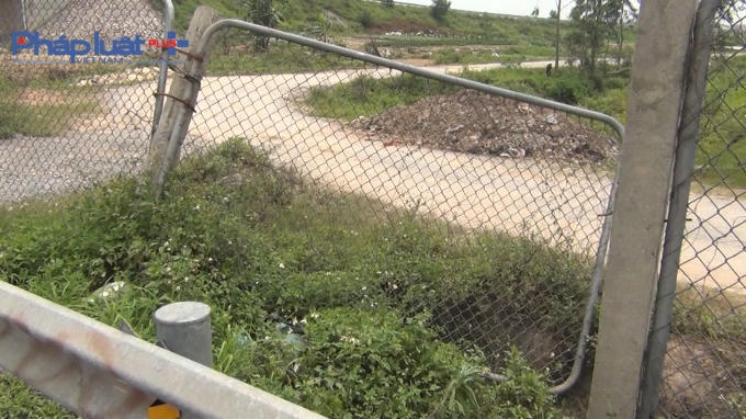 Những hàng rào bảo vệ hai bên đường cũng bị phá dỡ.