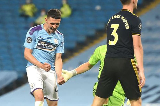 Foden ăn mừng bàn thắng vào lưới Arsenal
