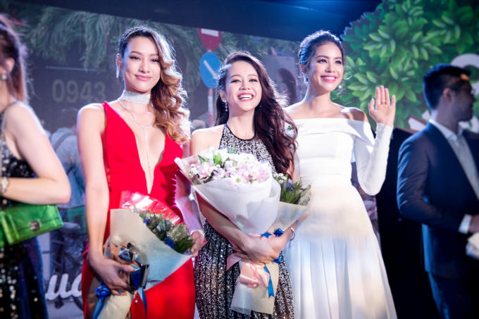 Cô không quên gửi lời cảm ơn Phạm Hương vì đã đến dự buổi công chiếu mà còn chu đáo chuẩn bị hoa.