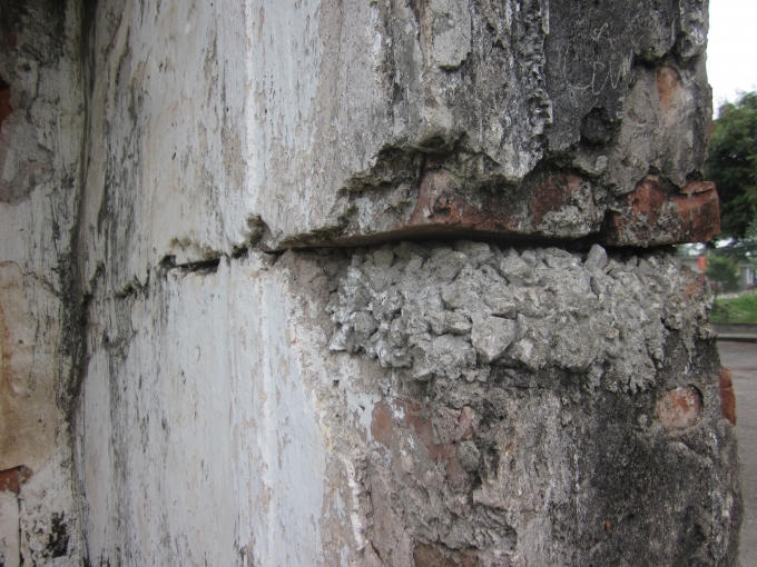 Nhiều nơi trên các bức tường bị nứt toác, có nguy cơ sụp đổ bất cứ lúc nào.