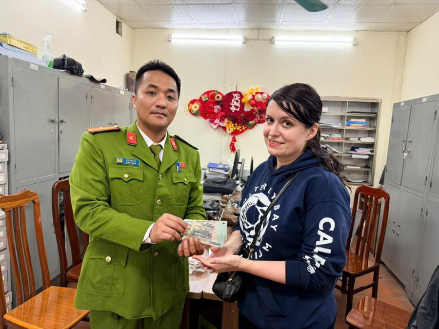 Chị Clarissa April bày tỏ sự cảm ơn đối với sự hỗ trợ kịp thời của Công an phường Hoàn Kiếm.