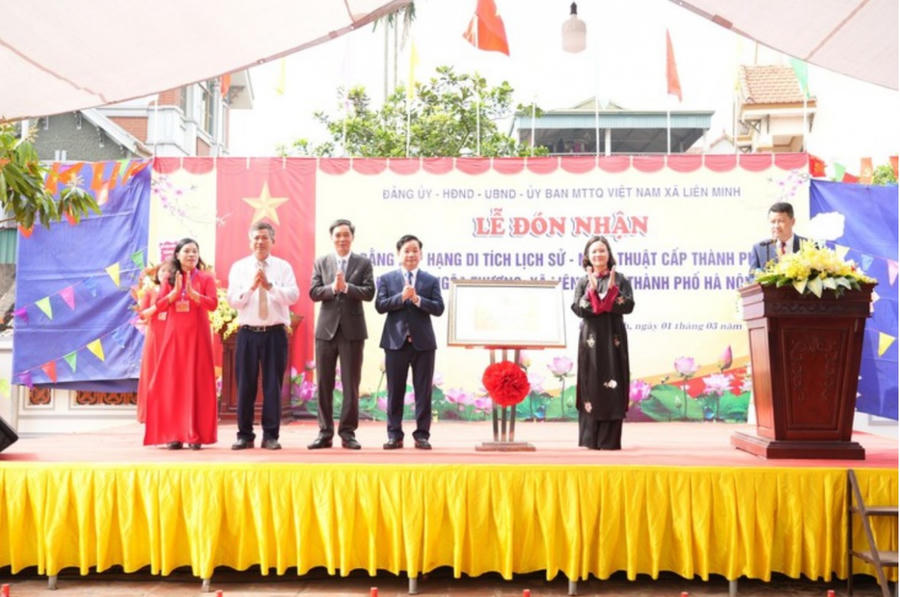 Đồng chí Lê Thị Ánh Mai - Phó Giám đốc Sở Văn hóa và Thể thao Hà Nội trao Bằng xếp hạng di tích lịch sử- nghệ thuật cấp Thành phố. Ảnh Nguyễn Bền