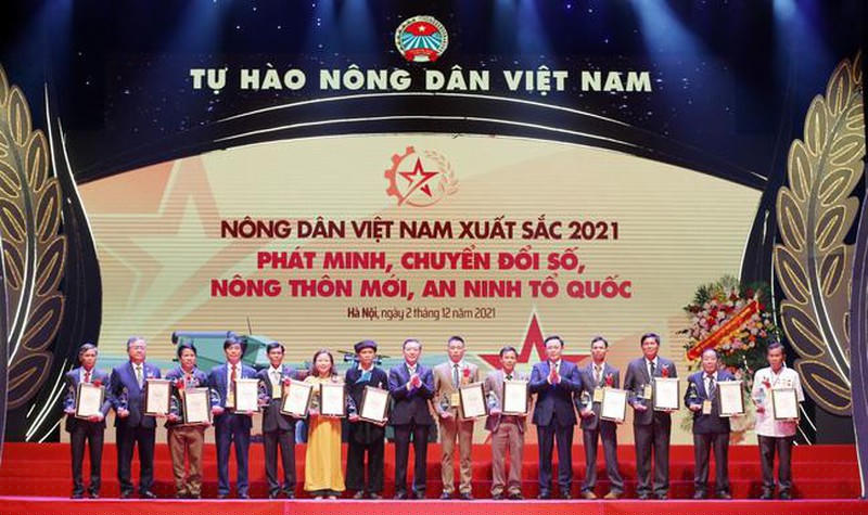 Tại buổi Lễ, Chủ tịch Quốc hội Vương Đình Huệ và Chủ tịch Hội Nông dân Việt Nam Lương Quốc Đoàn đã trao danh hiệu Nông dân Việt Nam xuất sắc cho nhóm nông dân thuộc lĩnh vực chuyển đổi số, xây dựng nông thôn mới và bảo vệ an ninh quốc phòng.